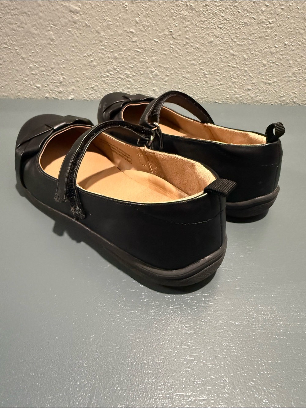 Cat & Jack Girls Black Mary Jane Dress Shoes with Bow Accent - size 13 - Picture 2 of 11